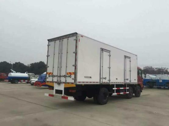東風(fēng)天錦8.6米貨廂冷藏車(chē)