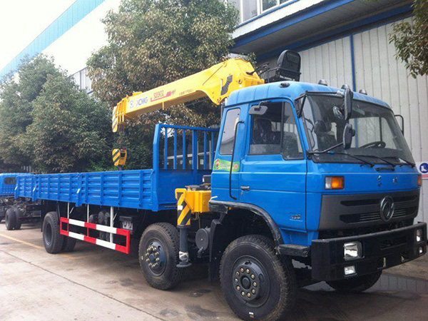 東風前四后四輪8.5米隨車吊