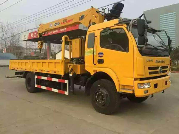 東風(fēng)廂長(zhǎng)5.1米隨車吊 東風(fēng)廂長(zhǎng)5.1米隨車吊