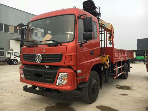 東風(fēng)廂長(zhǎng)6.1米隨車吊