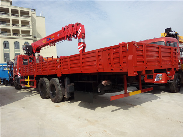 東風后雙橋12噸隨車吊