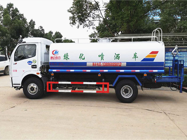 東風(fēng)多利卡D7灑水車(chē)