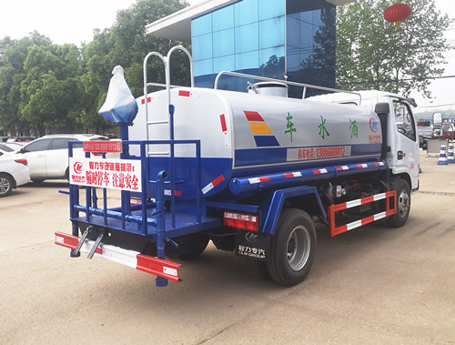 東風多利卡5噸程力灑水車發云南！