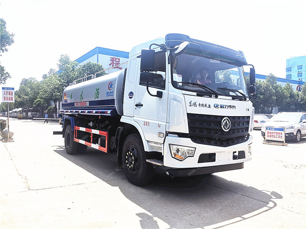 康明斯灑水車多少錢，東風(fēng)12噸14噸康明斯灑水車參數(shù)表