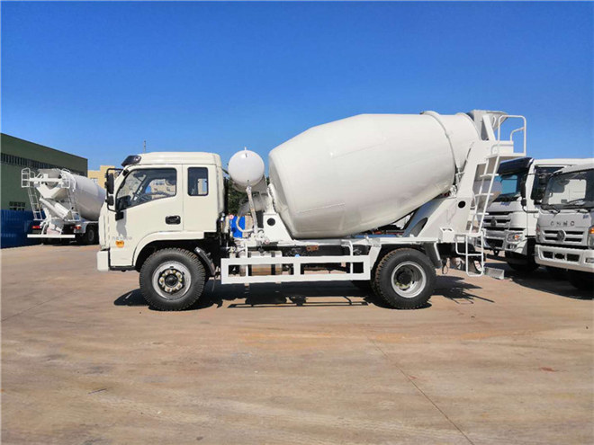 躍進(jìn)牌混凝土攪拌運(yùn)輸車