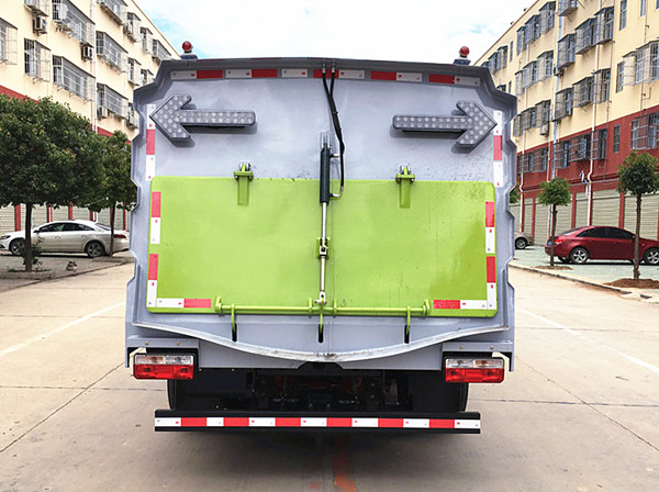 東風多利卡8方掃路車